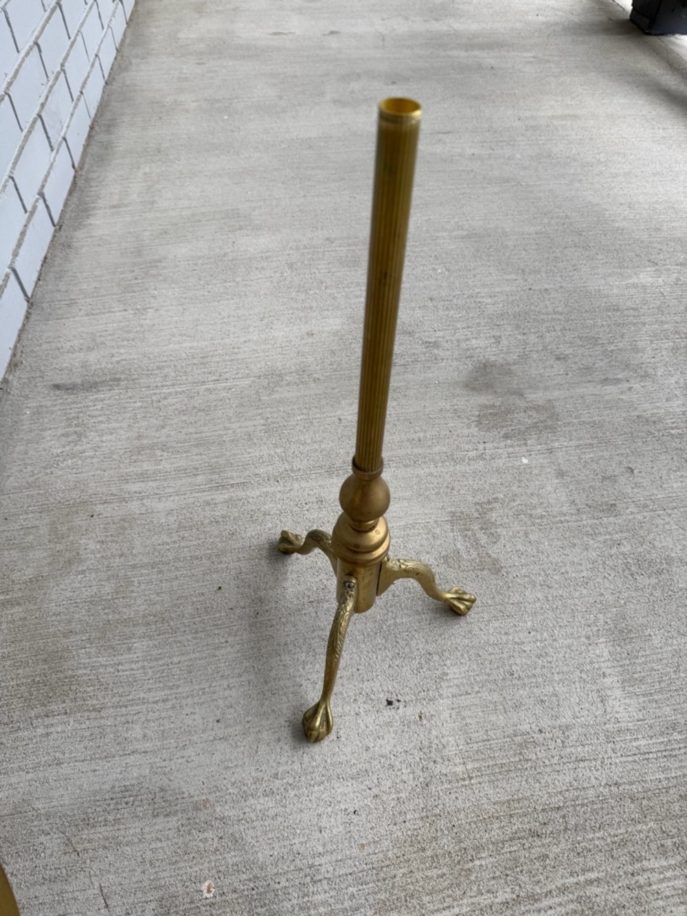 Vintage Mid-Century Brass Pedestal Side Table –Ball & Claw Feet (c. 1950s–1970s) - Picture 12 of 12